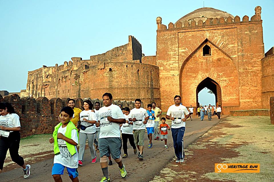 Runners exiting the Bidar Fort
